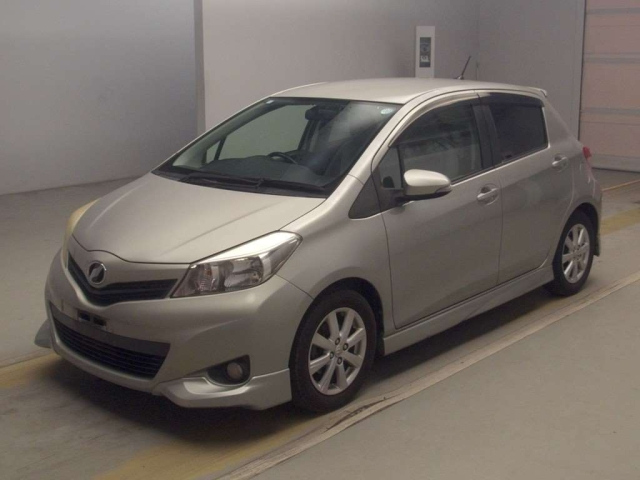 TOYOTA VITZ — фото