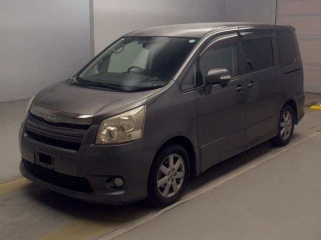 TOYOTA NOAH — фото