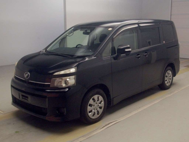 TOYOTA VOXY — фото