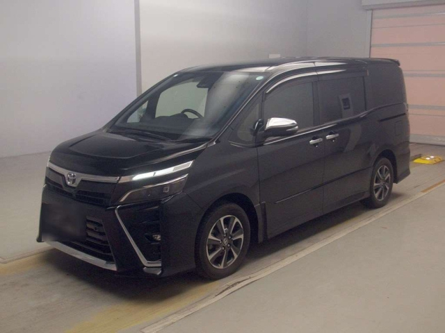 TOYOTA VOXY — фото