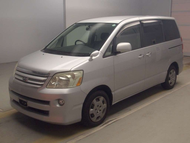 TOYOTA NOAH — фото