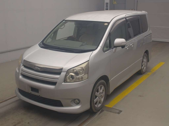 TOYOTA NOAH — фото