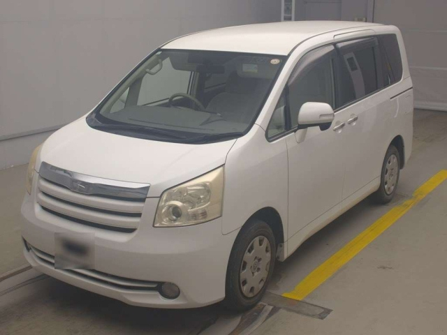 TOYOTA NOAH — фото