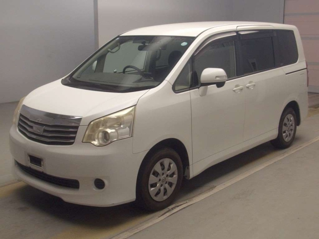 TOYOTA NOAH — фото