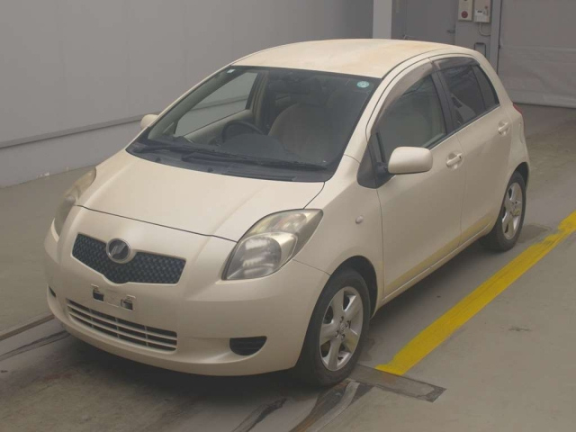 TOYOTA VITZ — фото
