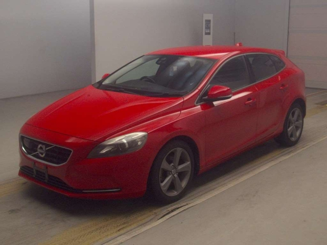 VOLVO V40 — фото