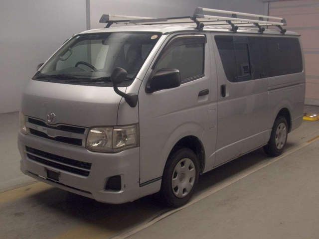 TOYOTA HIACE — фото