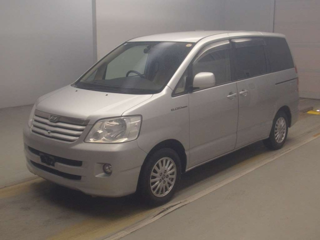 TOYOTA NOAH — фото
