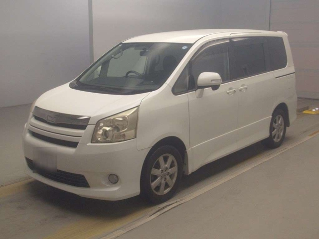 TOYOTA NOAH — фото