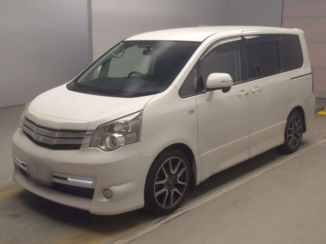 TOYOTA NOAH — фото