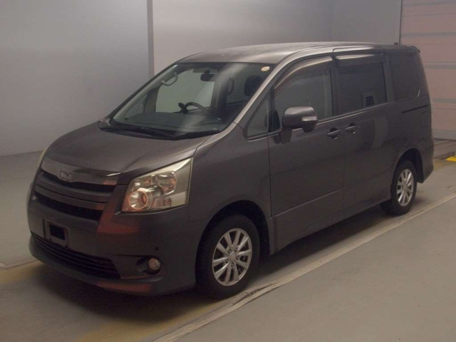 TOYOTA NOAH — фото