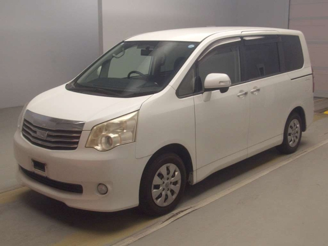 TOYOTA NOAH — фото