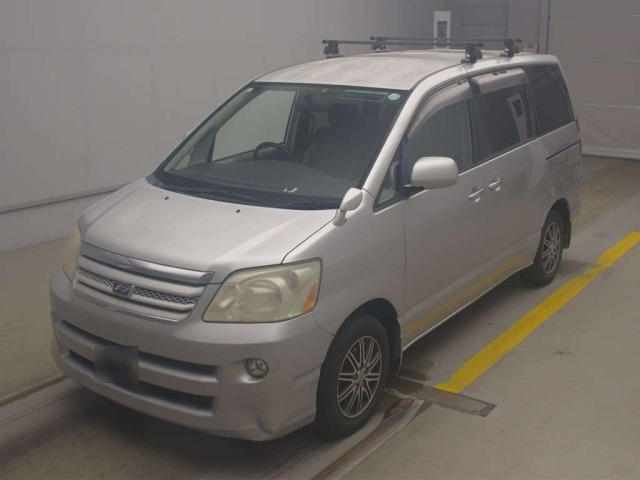 TOYOTA NOAH — фото