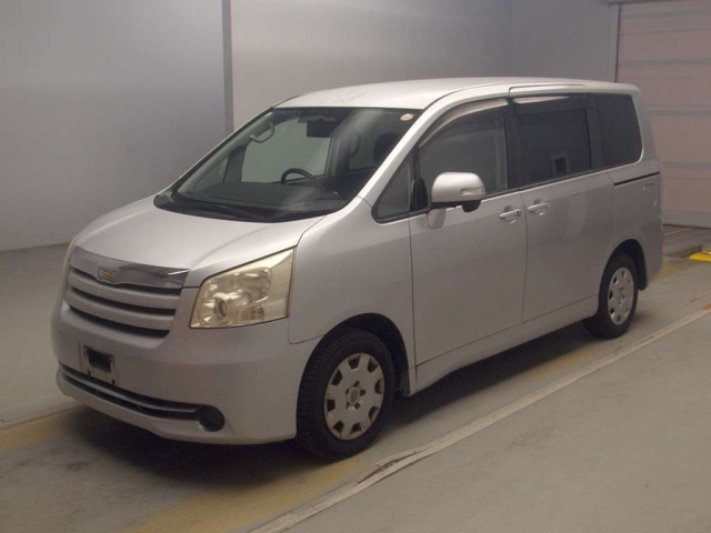 TOYOTA NOAH — фото