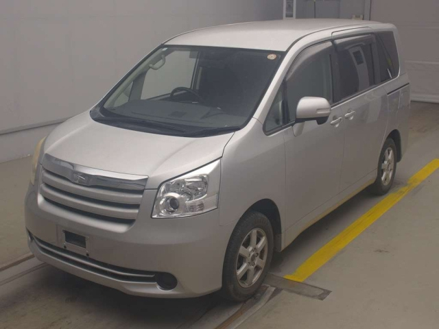 TOYOTA NOAH — фото