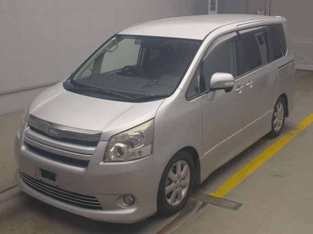 TOYOTA NOAH — фото