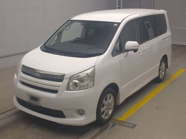 TOYOTA NOAH — фото