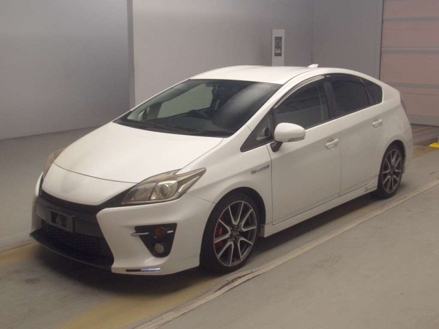 TOYOTA PRIUS — фото
