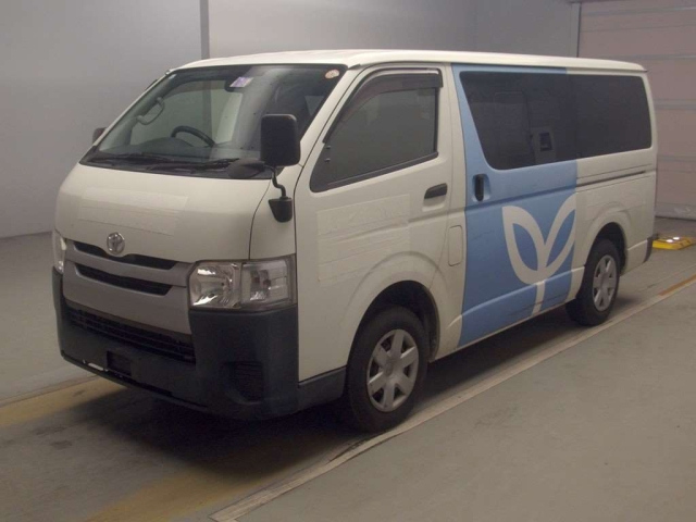 TOYOTA HIACE — фото