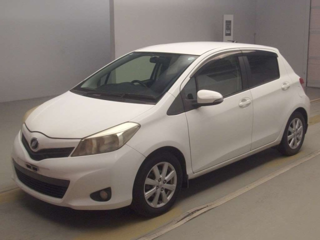 TOYOTA VITZ — фото