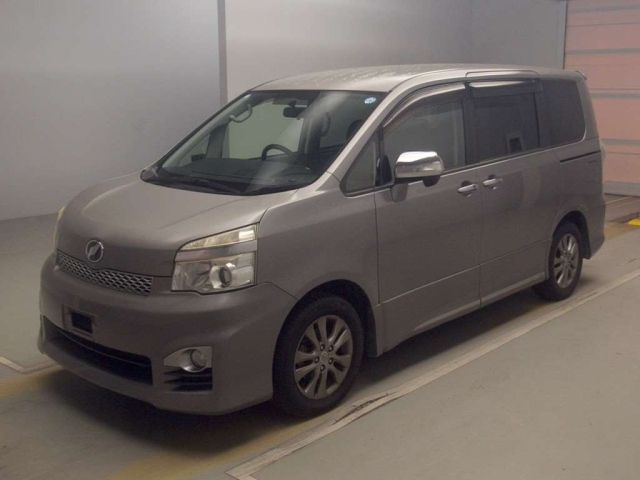 TOYOTA VOXY — фото