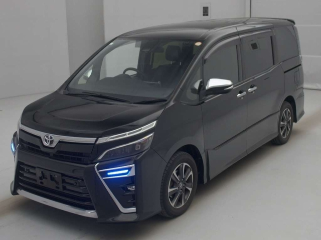TOYOTA VOXY — фото