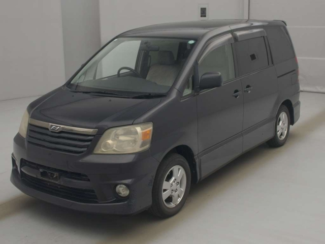 TOYOTA NOAH — фото