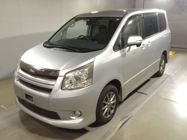 TOYOTA NOAH — фото