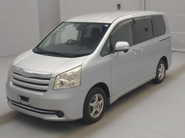 TOYOTA NOAH — фото