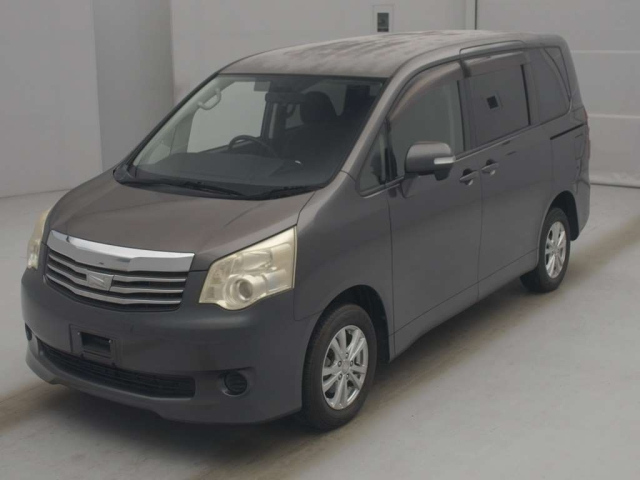 TOYOTA NOAH — фото