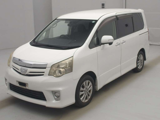 TOYOTA NOAH — фото