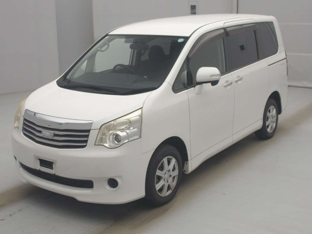 TOYOTA NOAH — фото