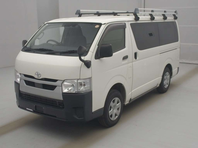 TOYOTA HIACE — фото