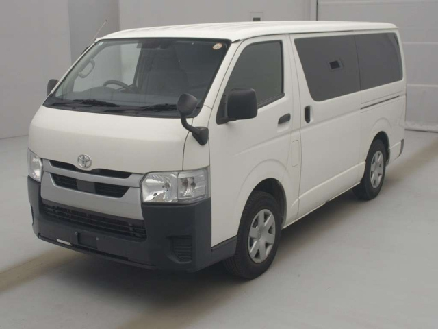 TOYOTA HIACE — фото
