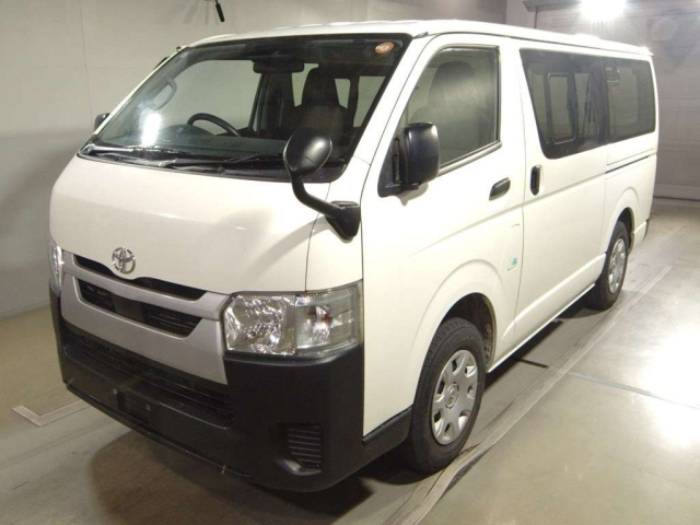 TOYOTA HIACE — фото