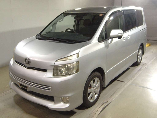 TOYOTA VOXY — фото