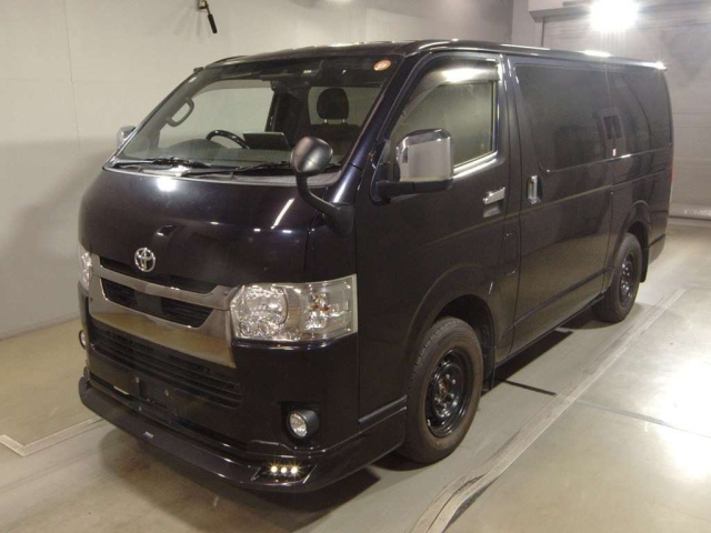 TOYOTA HIACE — фото
