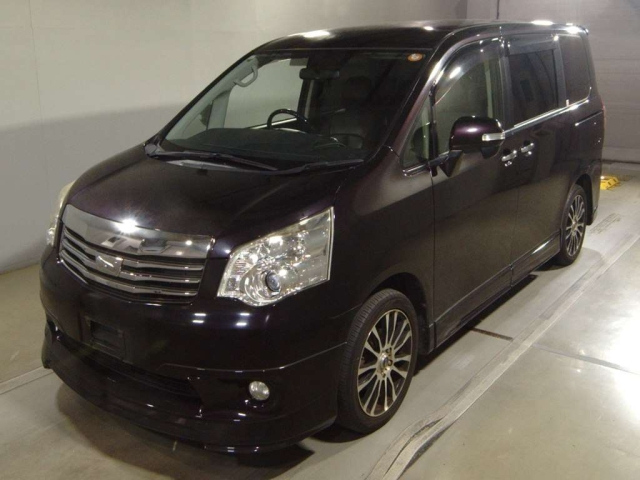 TOYOTA NOAH — фото