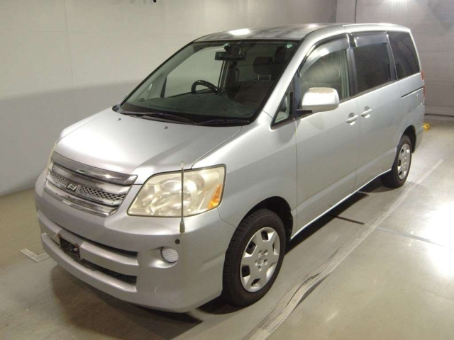 TOYOTA NOAH — фото