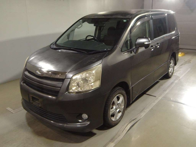 TOYOTA NOAH — фото