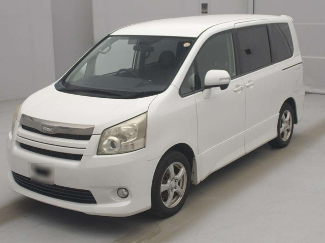 TOYOTA NOAH — фото