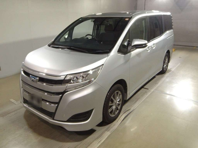 TOYOTA NOAH — фото