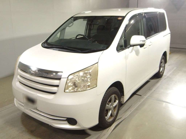 TOYOTA NOAH — фото