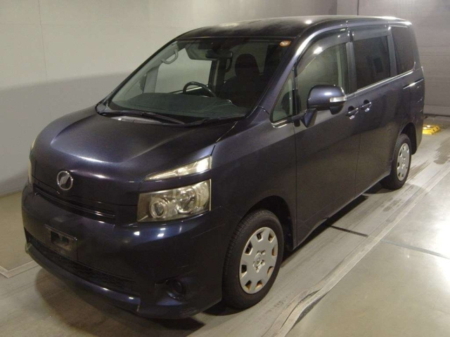 TOYOTA VOXY — фото