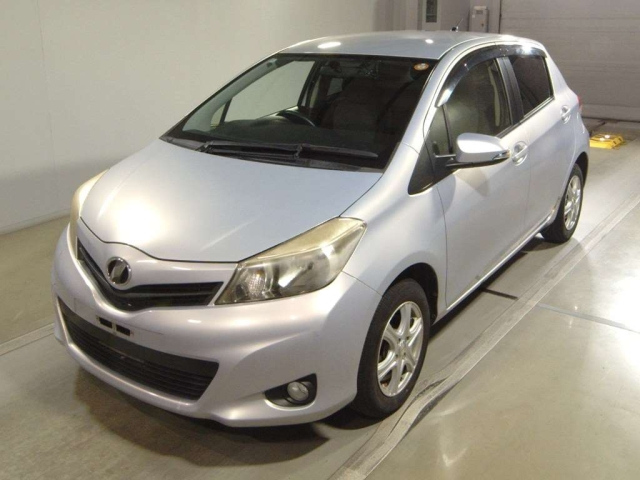 TOYOTA VITZ — фото