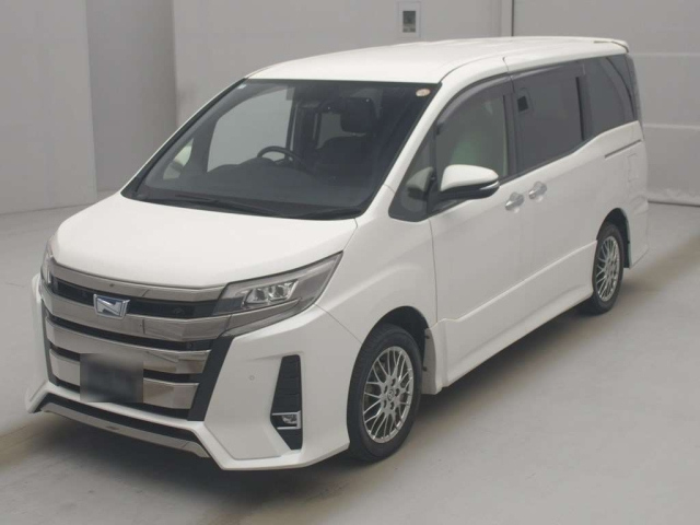 TOYOTA NOAH — фото