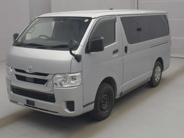TOYOTA HIACE — фото