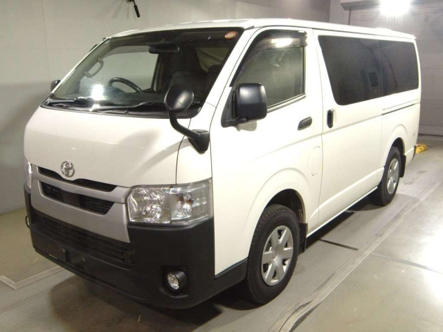 TOYOTA HIACE — фото