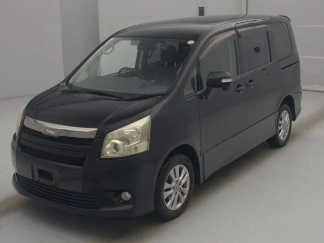 TOYOTA NOAH — фото