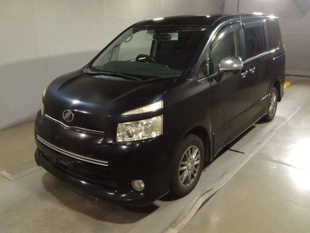 TOYOTA VOXY — фото